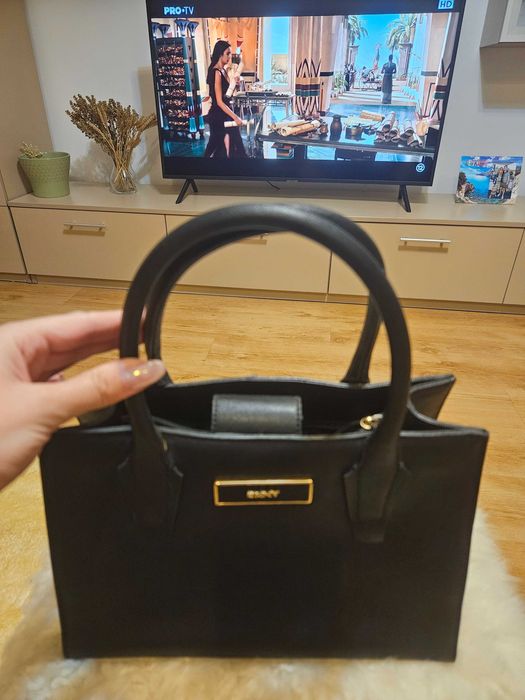 Poseta neagra de piele DKNY
