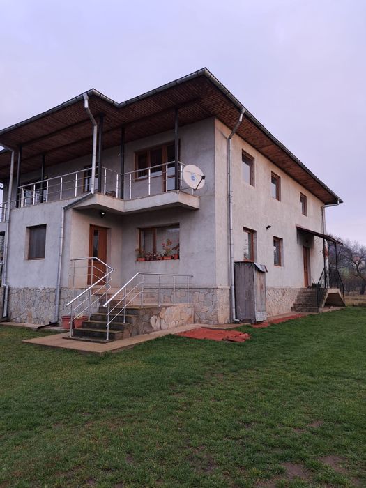 Casă spațioasă la vânzare – 4000 mp teren, 400 mp construiți.