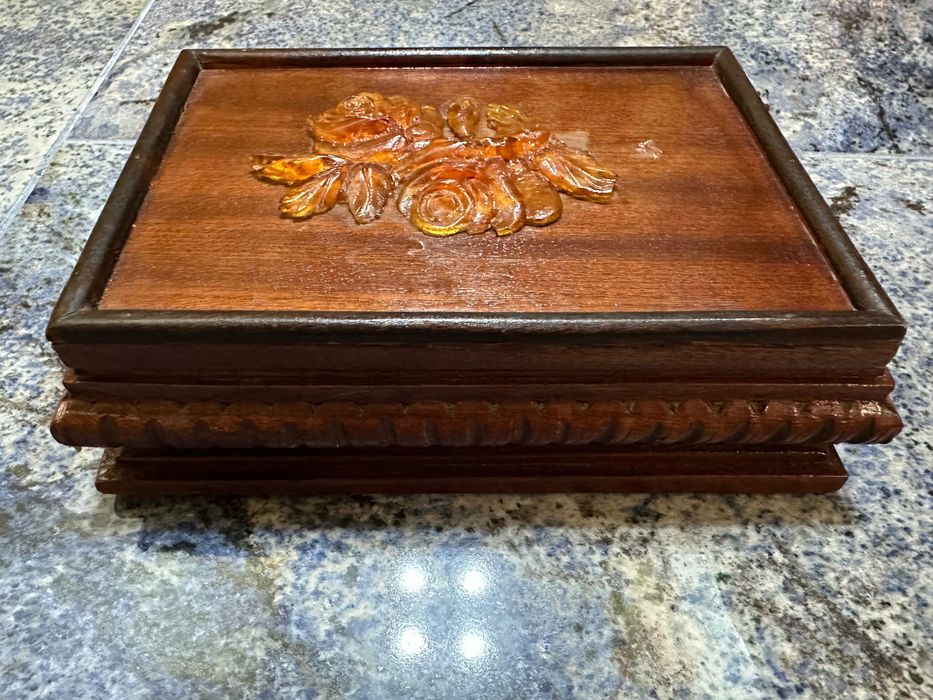 Vând cutie din lemn cu chihlimbar