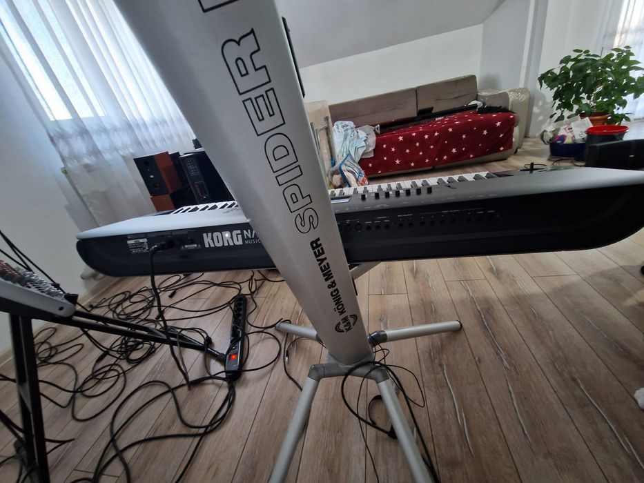 Vând orga Korg Nautilus 73 work station, cu stativ și husă