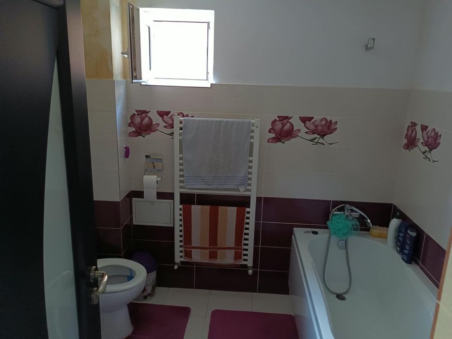 Inchiriez apartament la casa , intrare separata