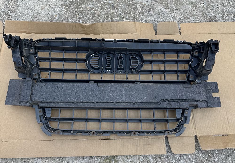 Grila centrala bara fata radiator Audi A5, prindere rupta. 8T0853651E