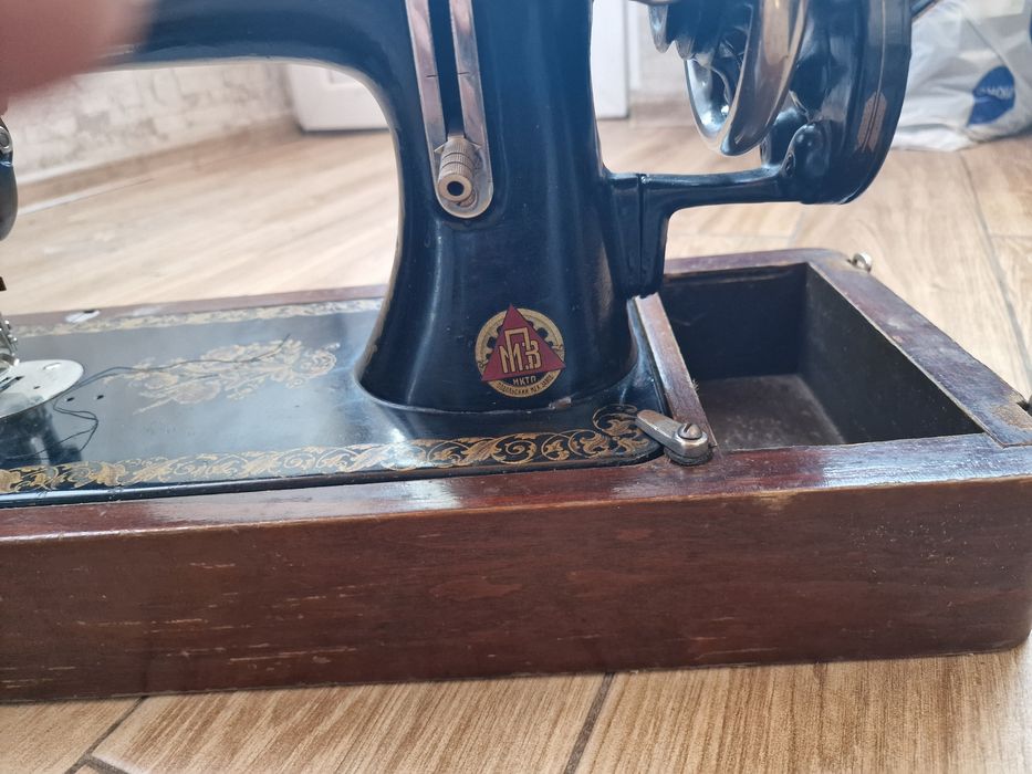 Старинная ручная швейная машинка.