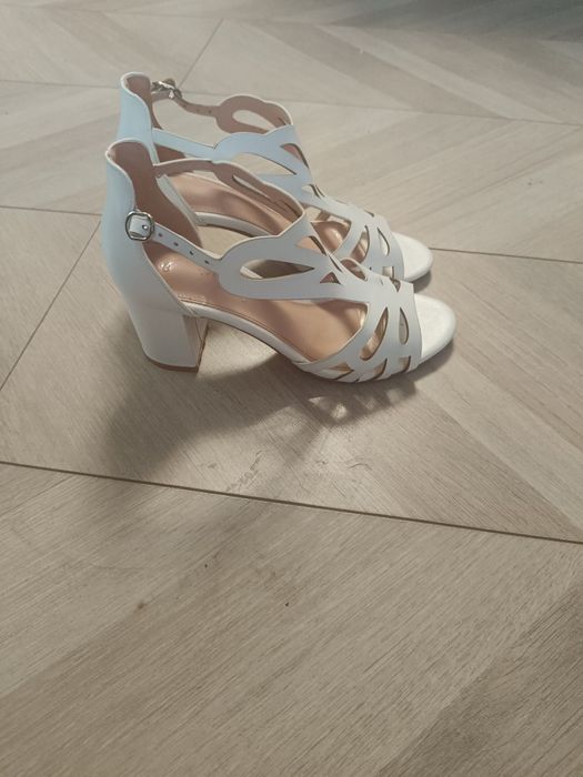 Дамски бели сандали 36и37