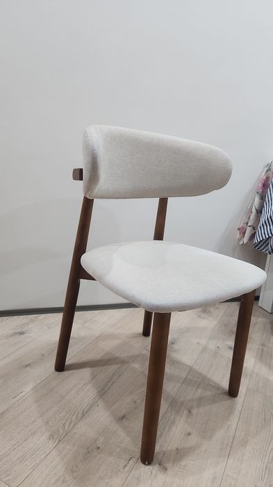 Стуля бежового оттенка