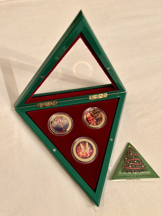 Комплект от три позлатени монети “Весели празници” със сертификат