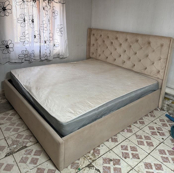 Кровать матрас в отличном состоянии