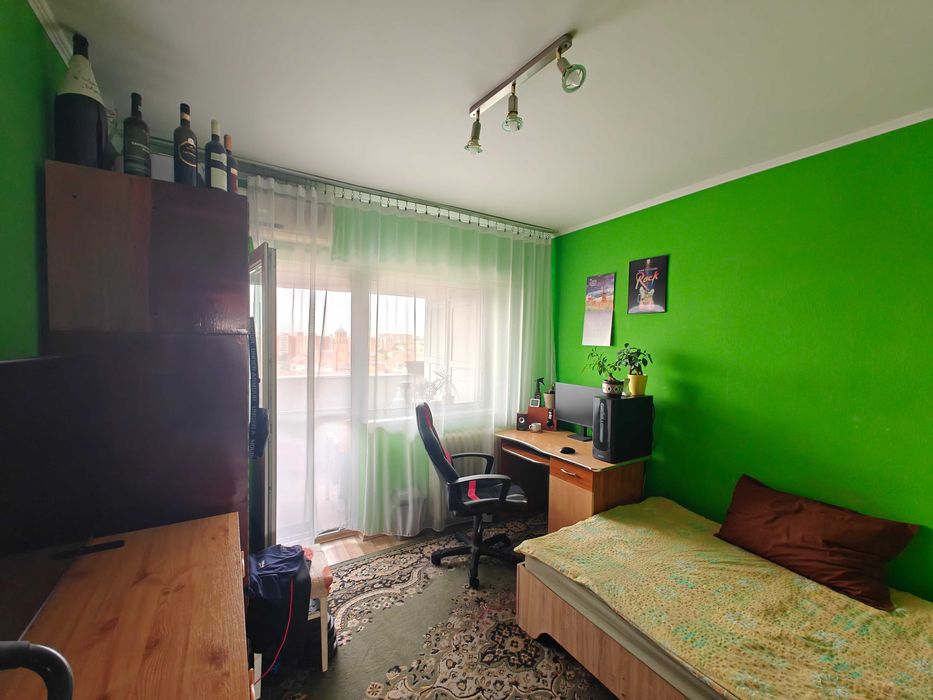 Apartament cu 4 camere de vânzare - zona Dacia