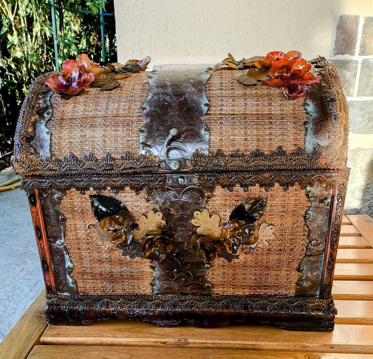 Сандъкът е нов от естествени материали, декориран с метал, кожа, цветя