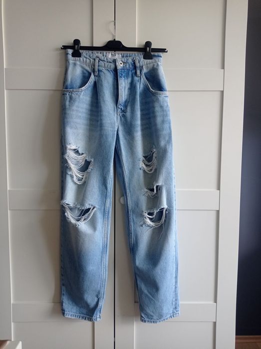 скъсани дънки Bershka