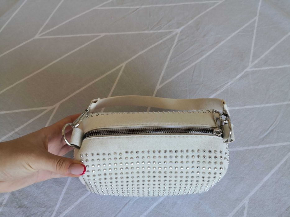 Бяла чантичка...