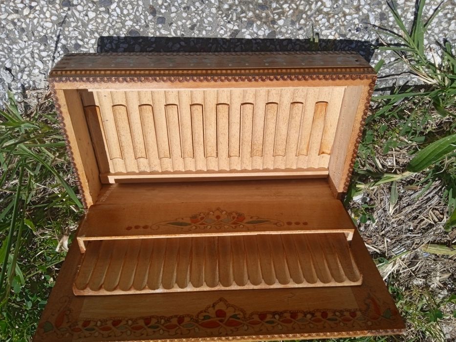 Продавам 50 годишна кутия за цигари