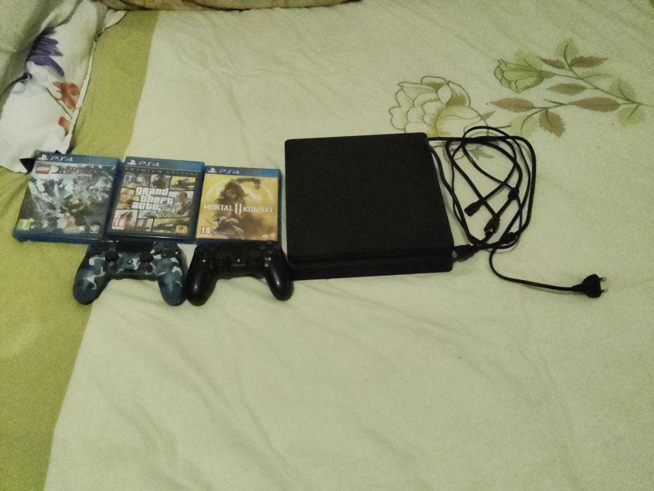PlayStation4 nou nouț luat din februarie merge perfect are 2 manete funcționale 1 terabit 3 jocuri populare și cablu Hdmi și de alimentare