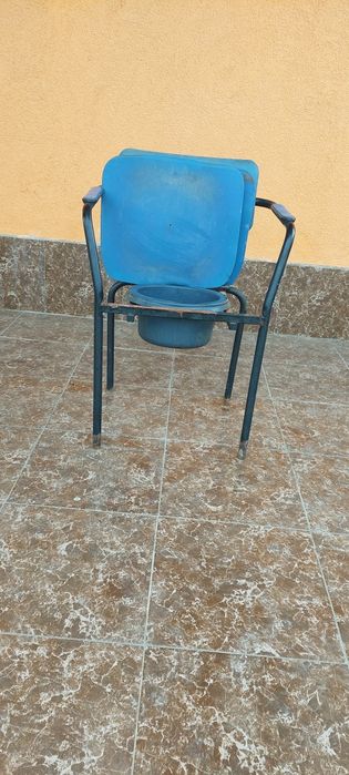 Scaun toaletă pentru persoane cu dizabilități