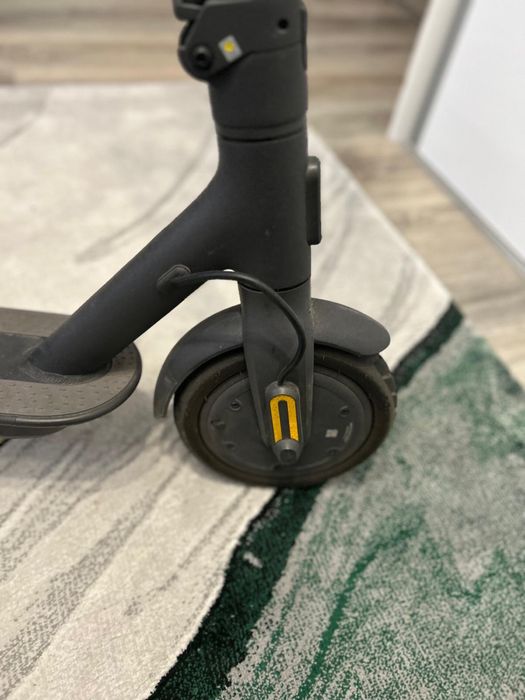 Vând Trotineta electrica Xiaomi Mi Electric Scooter Essential.