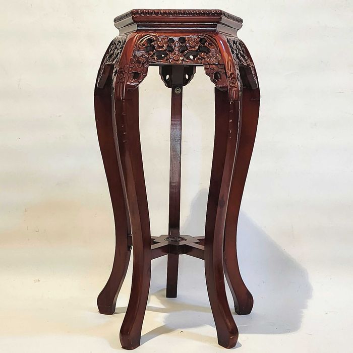 Поставка за цветя с мраморен плот и дърворезба/тъмна