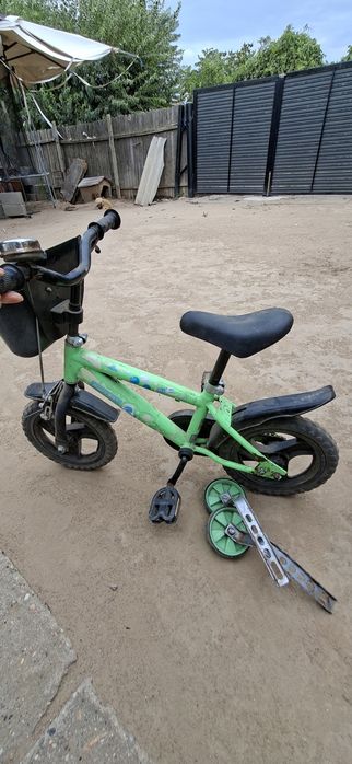 Vand 2 Biciclete 4-7 ani baiat si 8-10 ani fata