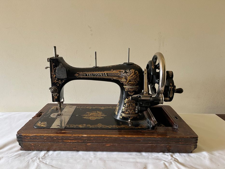 Mașină de cusut manuală TEUTONIA.