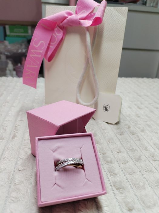 Inel Swarovski Hyperbola
Model cu un orname