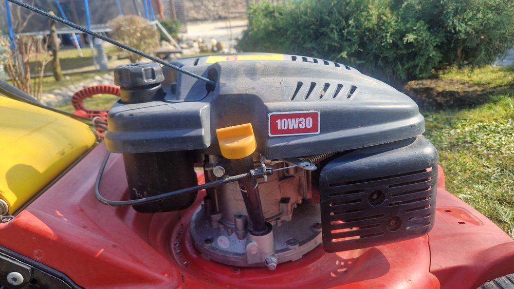 Vand masina de tuns iarba pe benzina cu tractiune