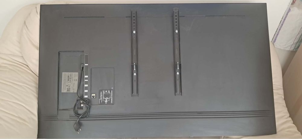 Samsung 50” 4K Smart TV + стойка за стена