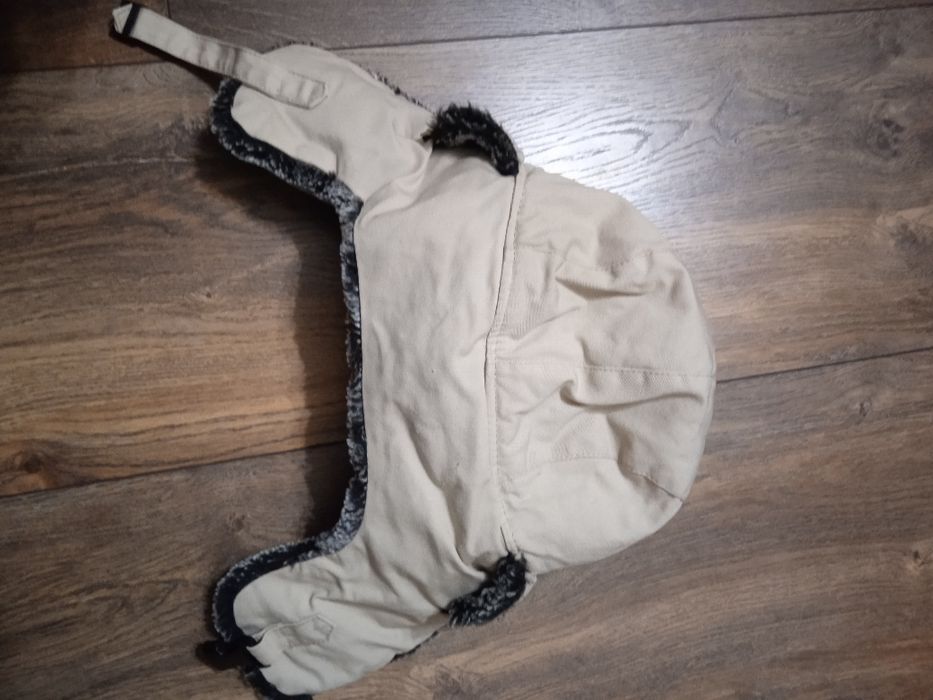 Ушанка, много топла.