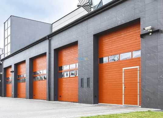 Ворота секционные с панорамными панелями.