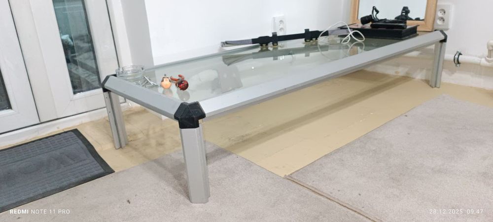 Продаю  Стол стеклянный с алюминиевым корпусом.