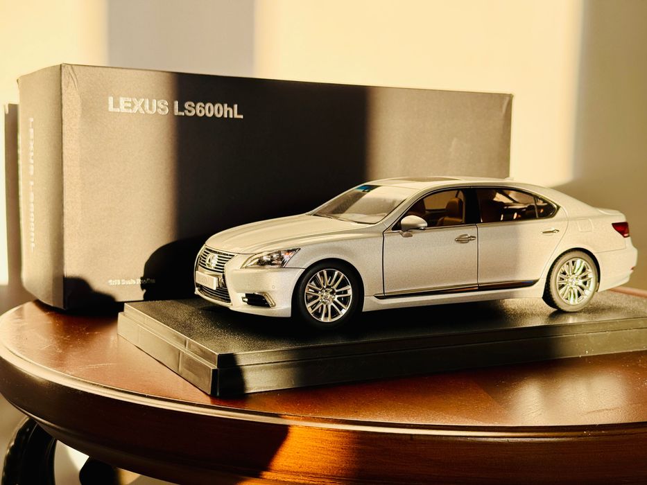 Machetă Autoart Signature Lexus LS600hL 1:18
