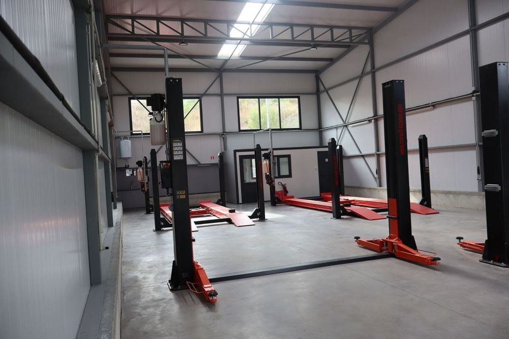 Автосервиз 200 кв.м с 4 подемника – база за бусове + 10 паркоместа