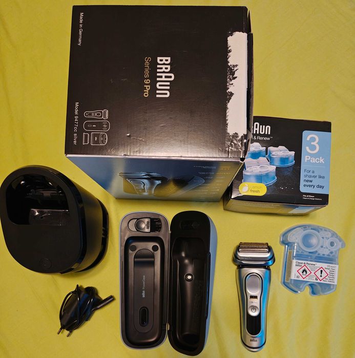 Vând aparat de ras Braun seria 9 Model 9477cc Pro & 4 rezerve curățare