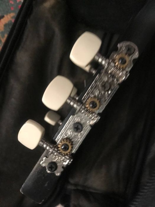 Gitara xolati zo'r 2ta simi uzilgan alishtirsa bo'ladi kurib olasiz