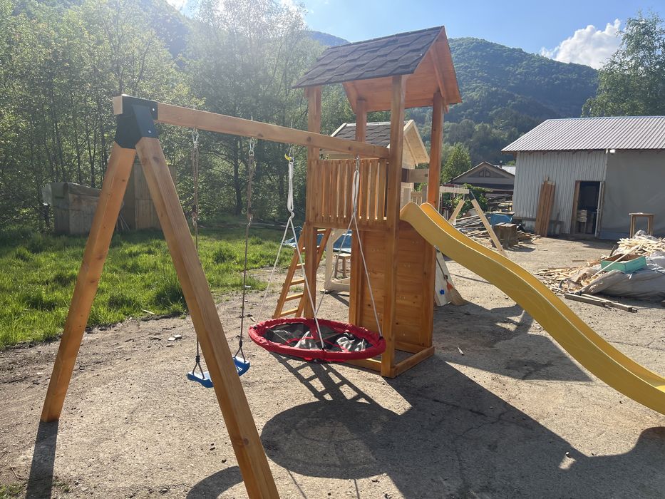 Locuri de joacă din lemn pentru copii - căsuțe, leagăne, complexe de joacă