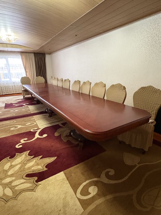 Стол с 21 стульчиками