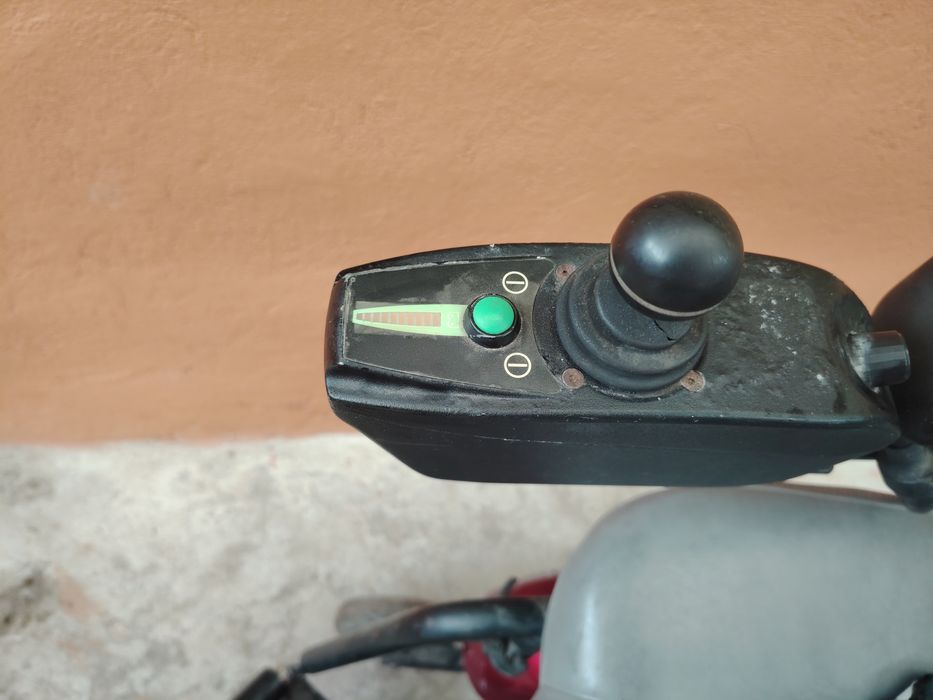 Scaun rotile electric