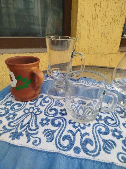 Vand vesela: farfurii, platouri, pahare, carafe, ghivece