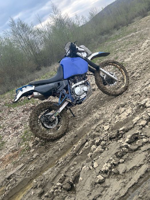 Vând motocicletă de teren Suzuki dr650