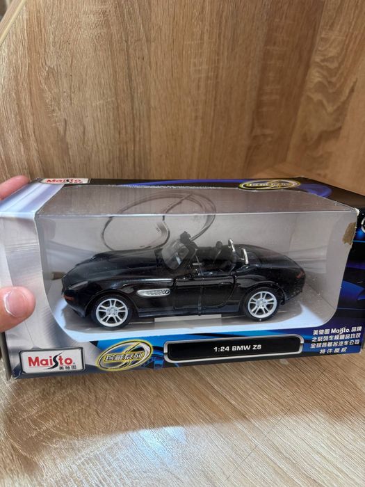 Коллекционная модель BMW Z8 1:24 Maisto