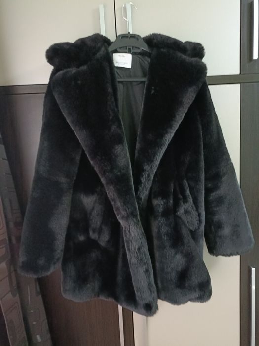 Vând haina de blana Bershka