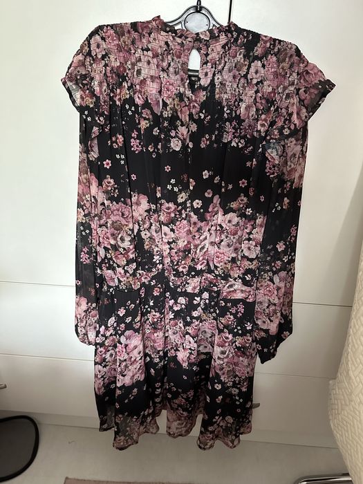 Рокля Mohito на цветя