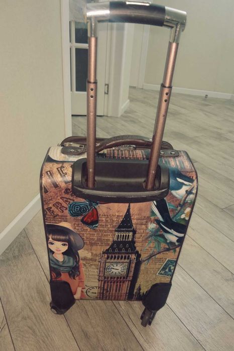 Продам чемодан для подростка девочки
