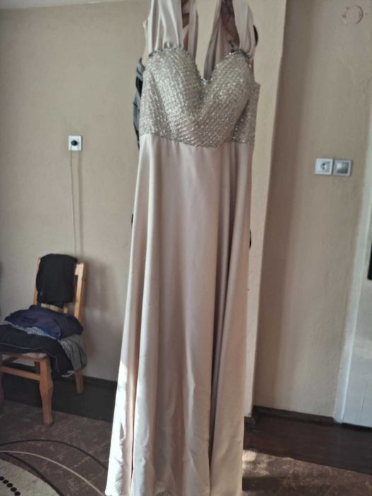 Продавам официална рокля, която е била носена само веднъж.