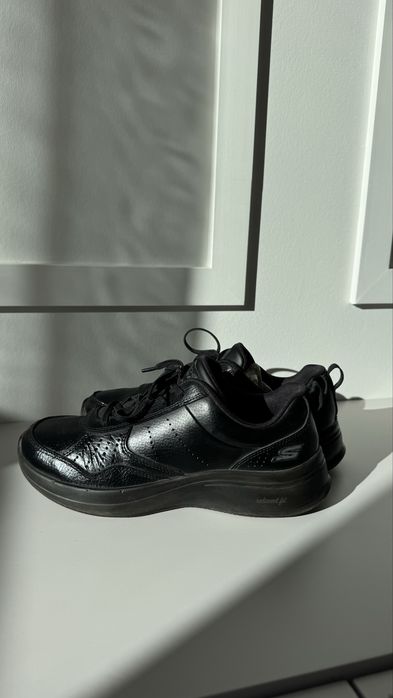 Продам кожаные кроссовки Skechers