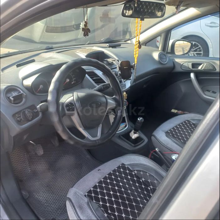 Машина Ford Fiesta