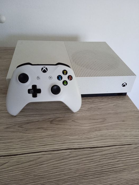 Vând Xbox one S cu 2 controllere+încărcător