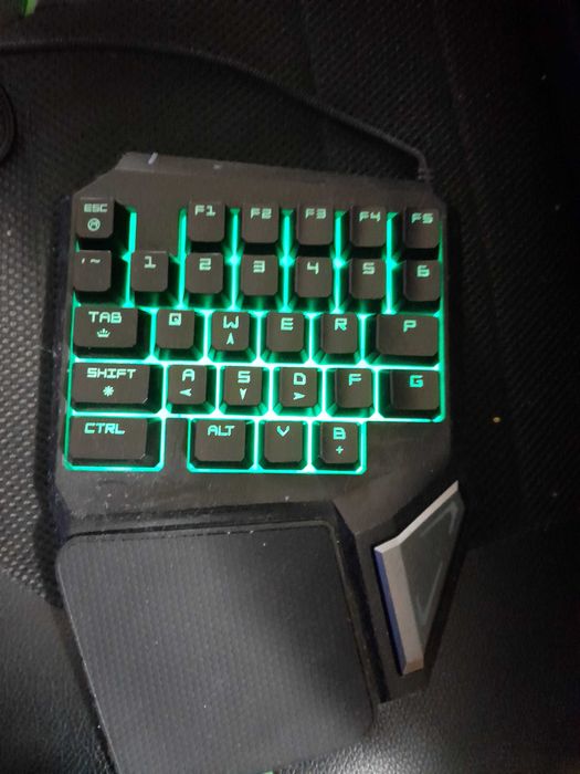 Светеща геймарска клавиатура за една ръка.
