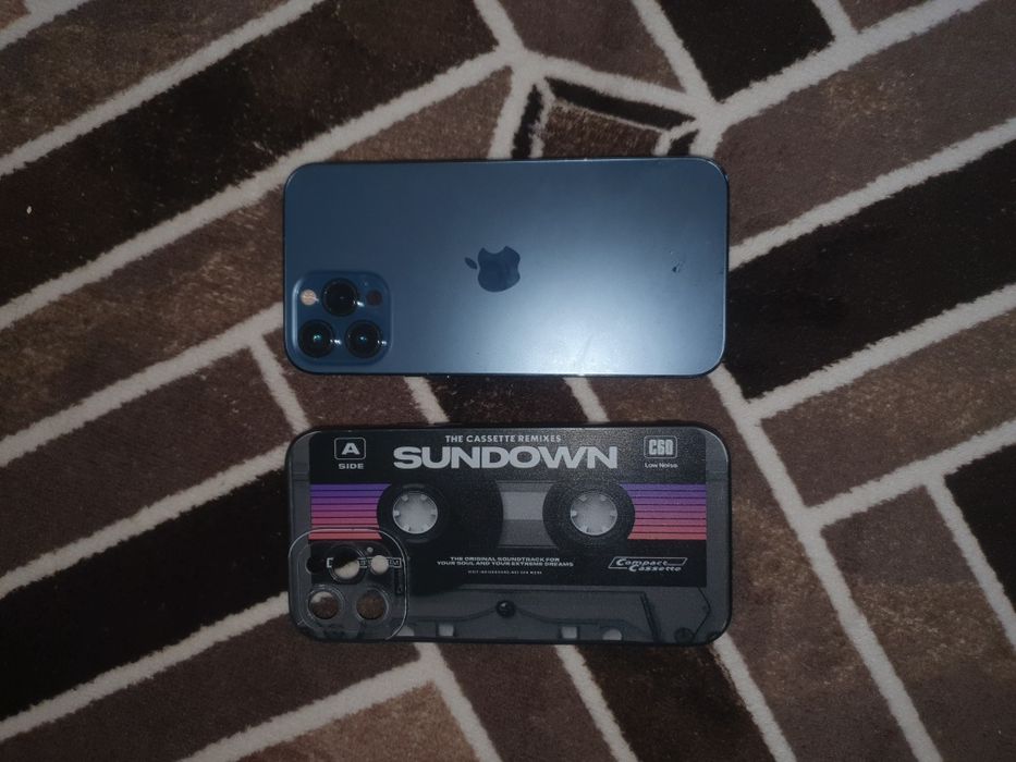Iphone 12 pro maxin stare excelenta capacitate la baterie de 84%