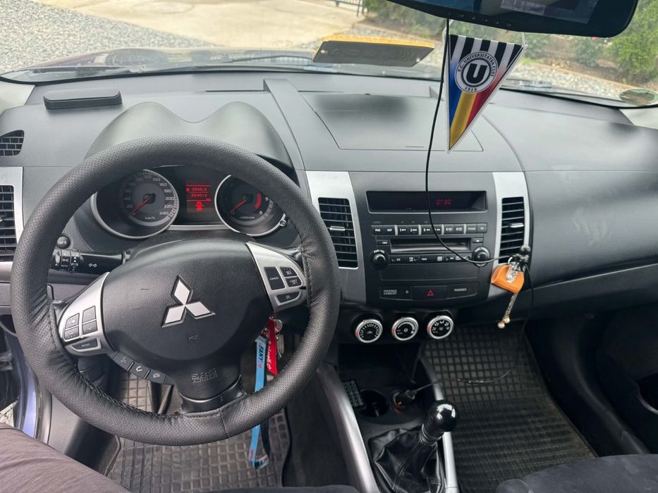 Vând Mitsubishi Outlander