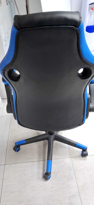 Vând scaun gaming in stare foarte bună folosit foarte putin