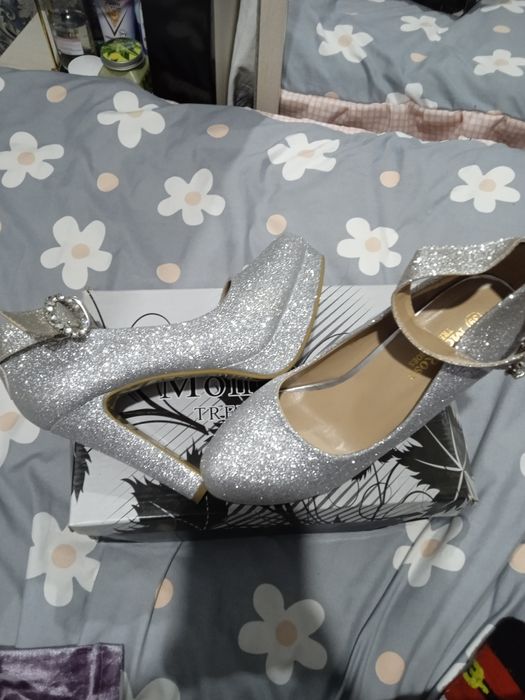 Ayollar tuflisi razmer 39 1marta kiyilgan ichlari toza narxi 150ming